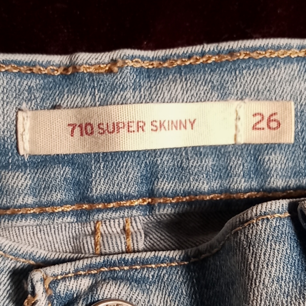 Women Levi's jeans
